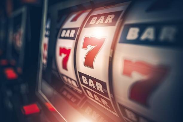 bosmahong Lucky Twins live dealer dealing cards with HD multi-camera view on mobile phone